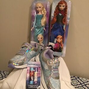 🔥Best offers, Disney’s Frozen, size 11 NWT, includes dolls & Lip balm, see pic.